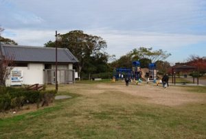 スイング遊具付きの公園